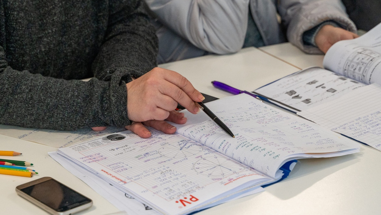 Deutschkurs im Rahmen eines Erstorientierungskurses  Unterrichtseinheit auf dem Gelände der Gemeinschaftsunterkunft für Geflüchtete in Bruchköbel.