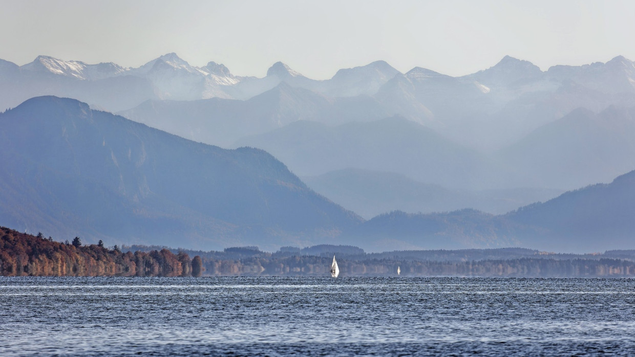 Schöne Kulisse, heile Welt? Vor Starnberg entfaltet sich eines der prachtvollsten Panoramen Oberbayerns. Die Stadt selbst präsentiert sich weniger spektakulär.