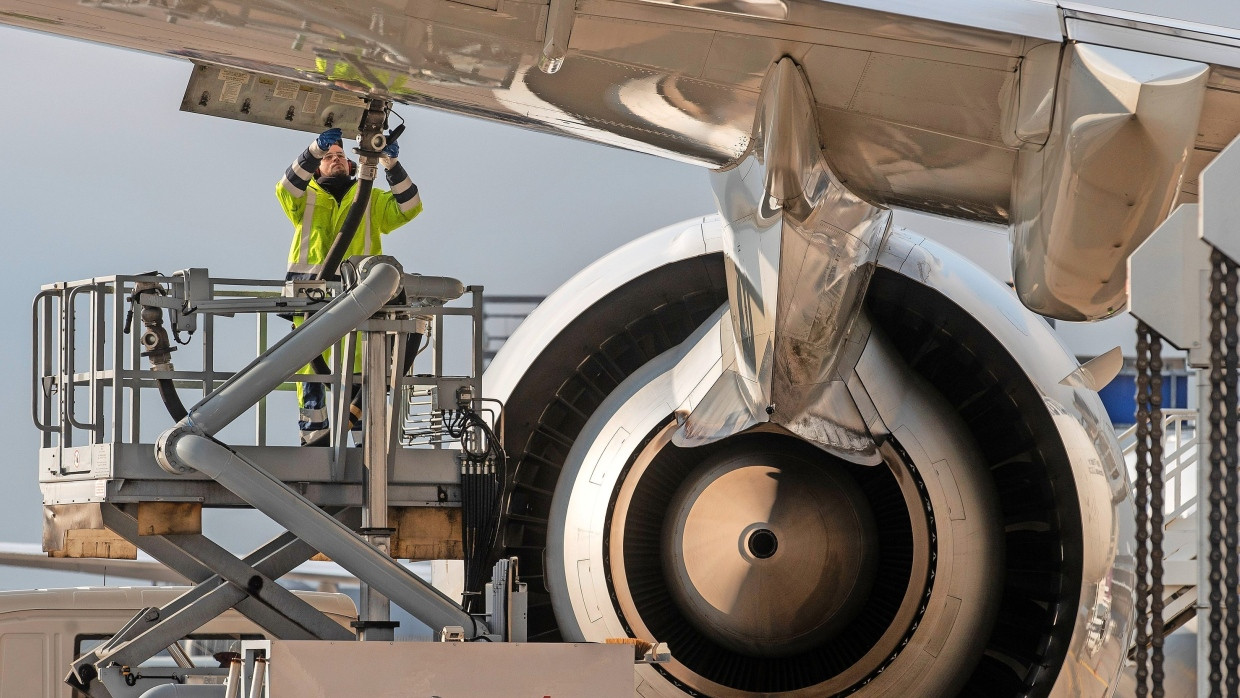 Einmal tanken: Bis alle Flugzeuge klimaneutral unterwegs sind, wird es noch einige Zeit dauern.