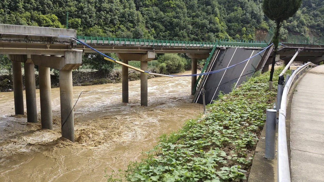 Die chinesische Nachrichtenagentur Xinhua veröffentlichte dieses Bild der eingestürzten Brücke in der Provinz Shaanxi.