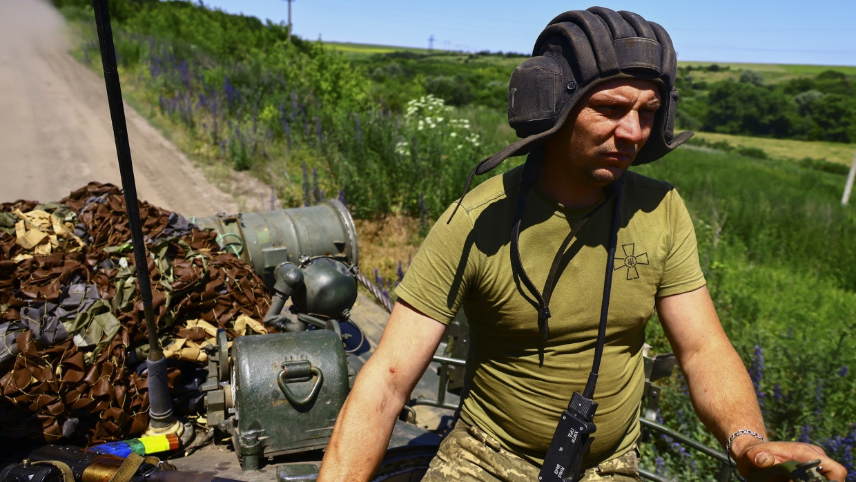 Wird die Offensive Erfolg haben?Ein ukrainischer Soldat fährt am 19. Juni auf einem Kampfpanzer in Richtung Bachmut