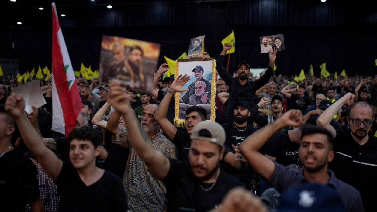 Hizbullah-Unterstützer versammeln sich in Beirut nach dem Tod des Hizbullah-Stabschefs Fuad Shukr im August 2024 in Beirut