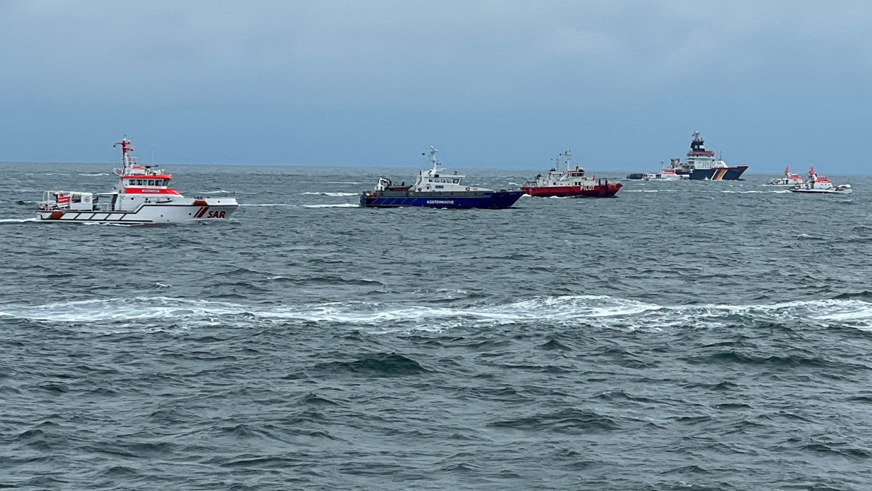 Am Dienstagnachmittag hatten noch mehrere Rettungsschiffe nach den Vermissten gesucht.