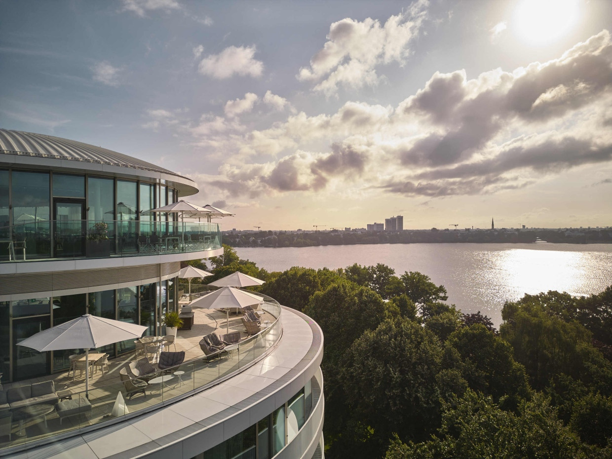 Ganz Hamburg liegt den Gästen zu Füßen: der Blick aus dem Restaurant über die Alster.