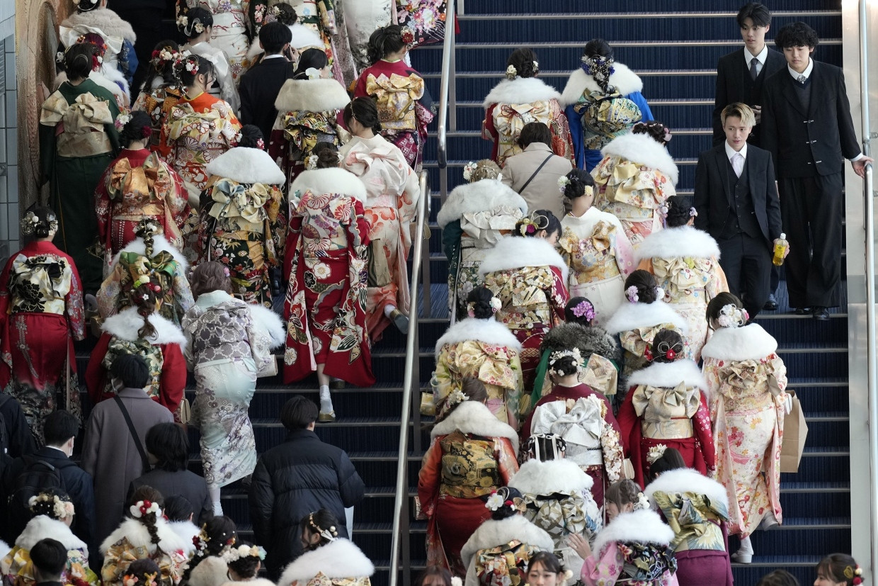 Die Furisode-Kimonos, die zum Tag der Volljährigkeit getragen werden, sind oft mit besonders fröhlichen und feierlichen Mustern verziert.