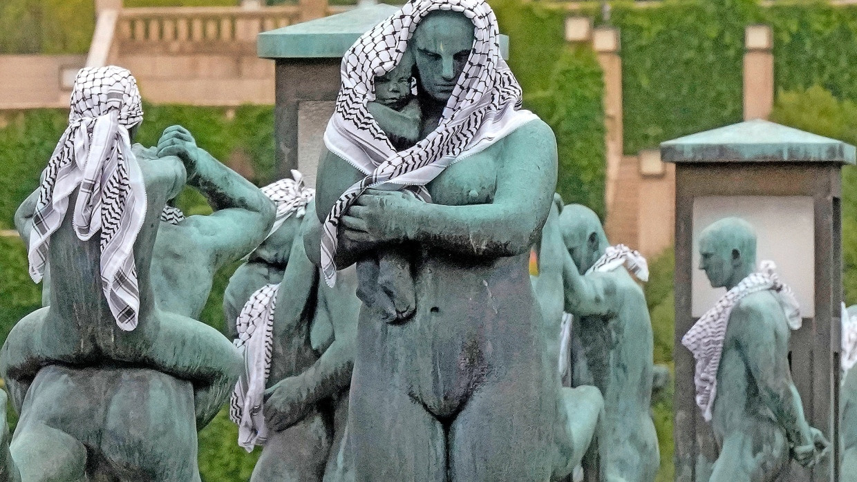 Mit Schamlosigkeitstüchern verunziert: Am 22. August 2024 wurden die weltberühmten Skulpturen von Gustav Vigeland im  Frognerpark in Oslo Opfer einer  palästinasolidarischen Kunstaktion.