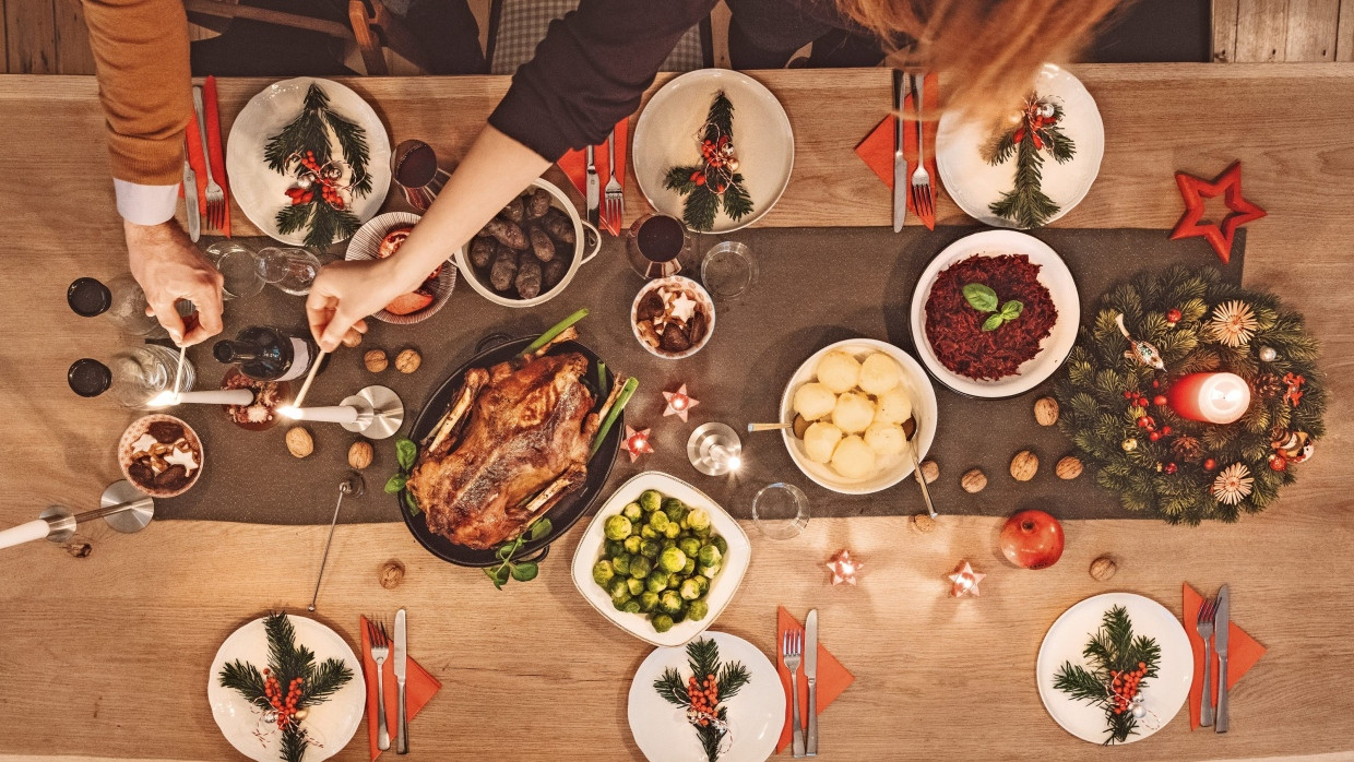 Veganer wegschauen: Ein traditionelles Weihnachtsmenü mit Gans, Rotkohl, Rosenkohl und Klößen; ein festliches Angebot, das allerdings nicht unbedingt jeder Gast noch zu schätzen weiß.