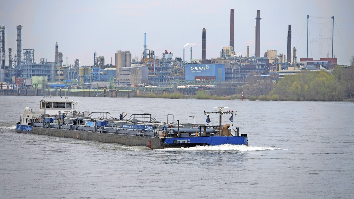 Unterwegs zu neuen Ufern: Ein Frachtschiff fährt auf dem Rhein am Chempark Leverkusen vorbei.