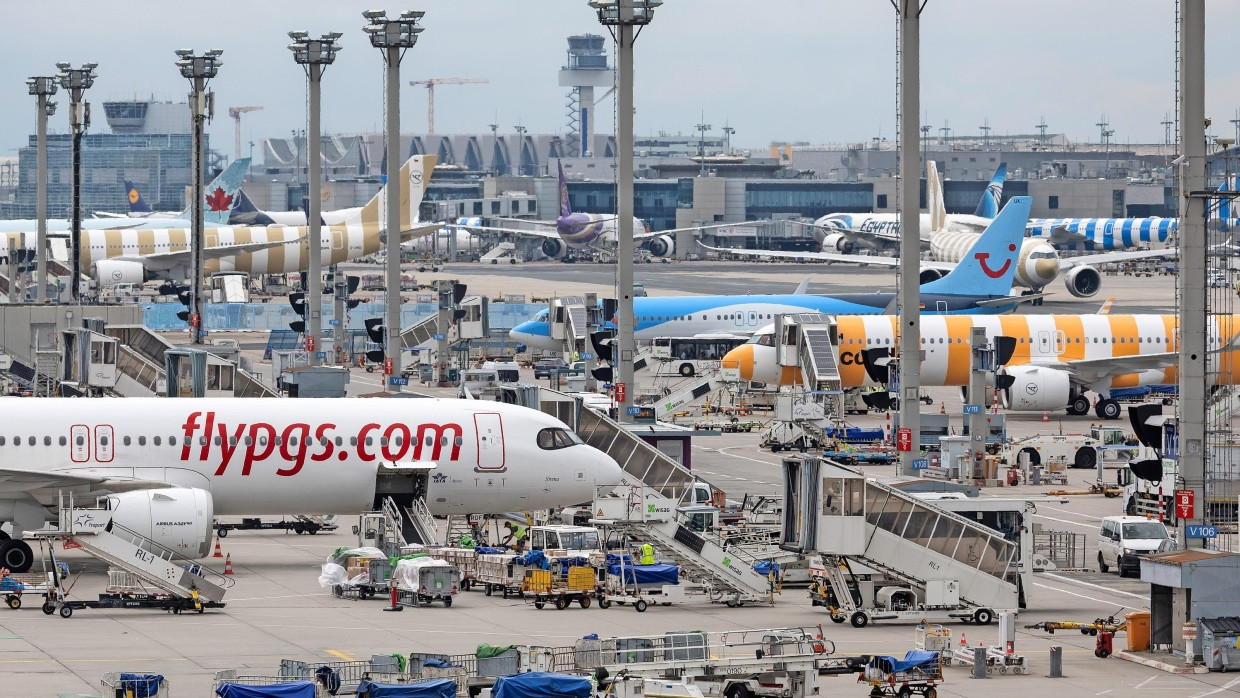 Hochbetrieb: Eine gut organisierte Flugzeugabfertigung auf dem Vorfeld ist für internationale Drehkreuze wie den Frankfurter Flughafen besonders wichtig.