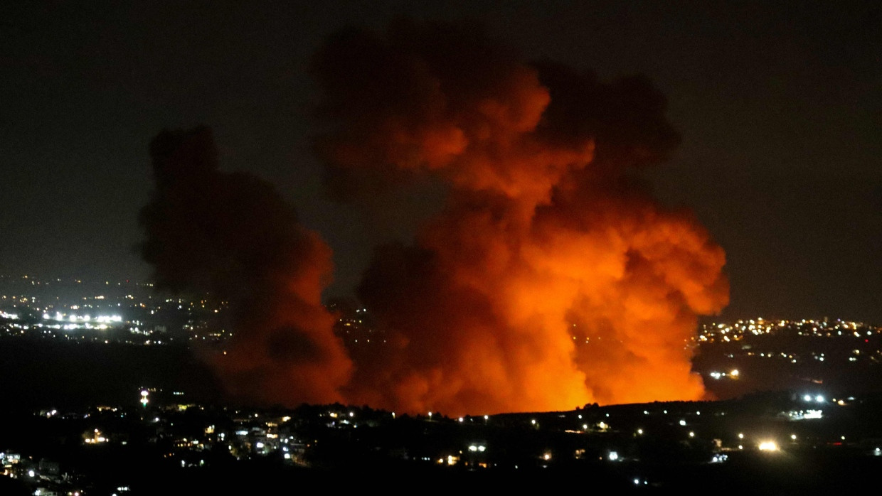 Rauch steigt nach israelischen Luftangriffen über dem Libanon auf.