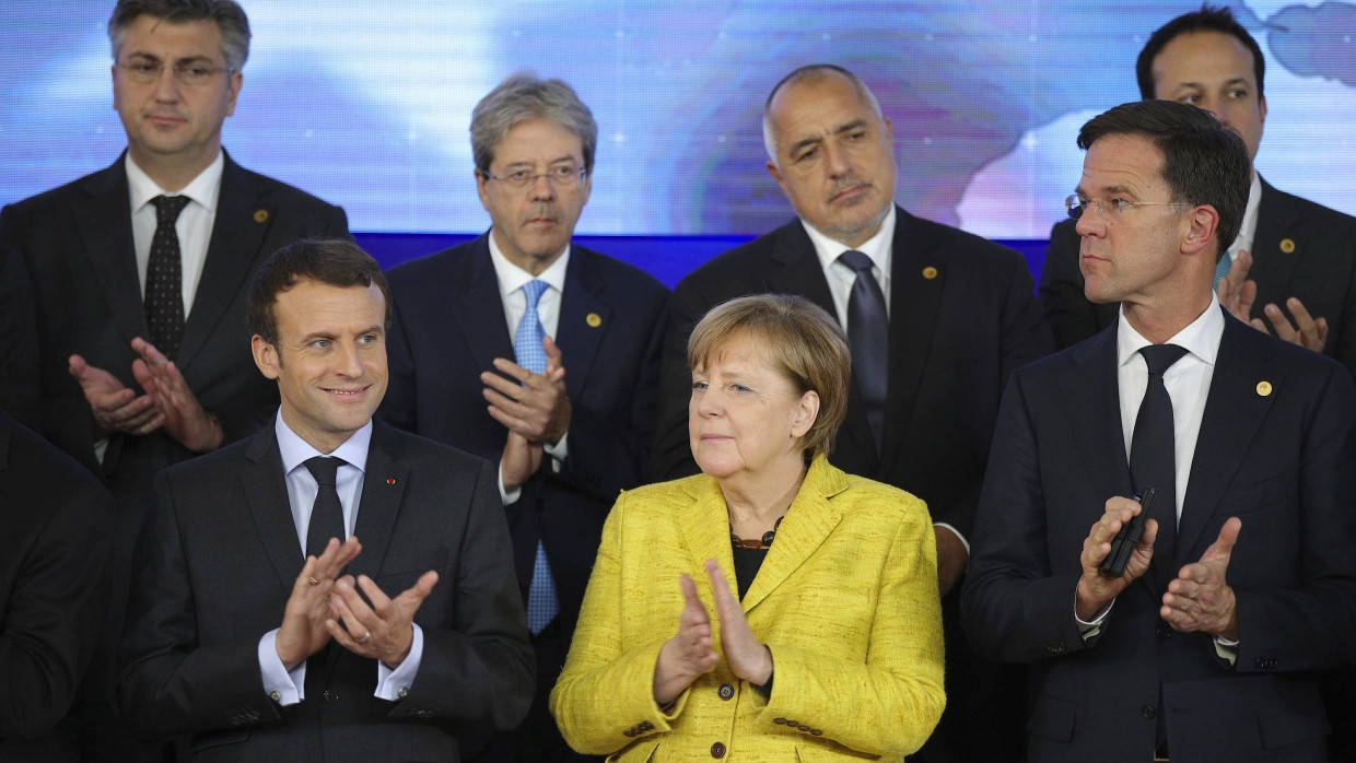 Bundeskanzlerin Angela Merkel zwischen dem französischen Präsidenten Emmanuel Macron (links) und  dem niederländischen Premierminister Mark Rutte (rechts)