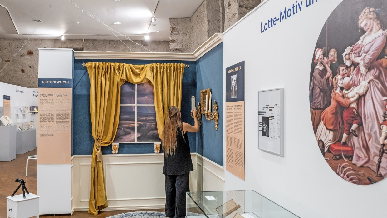 Bereit für Selfies: Vor der Klopstock-Szene kann man in der Sonderausstellung im Stadtmuseum Wetzlar ein Erinnerungsfoto machen.