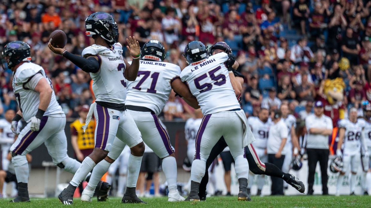 Quarterback Matthew McKay (Zweiter von links) soll Frankfurt Galaxy auch in der kommenden ELF-Saison anführen.