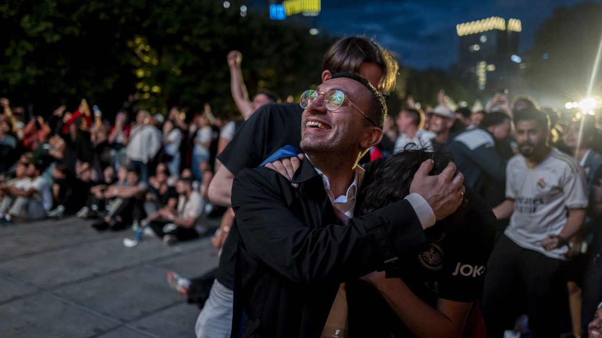 Freud und Leid: Mike Josef tröstet den jungen Frankreichfan Noah Tigges nach dem vermeintlichen Gegentor.