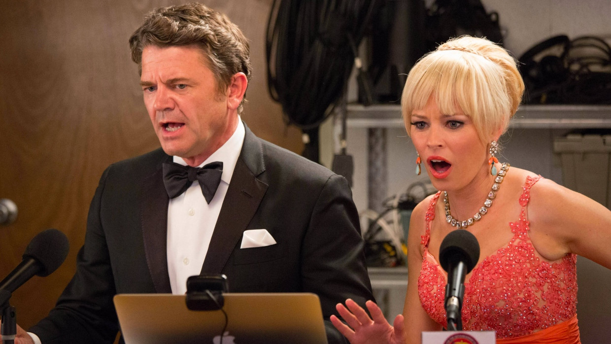 John Michael Higgins und Elizabeth Banks in „Pitch Perfect 2“