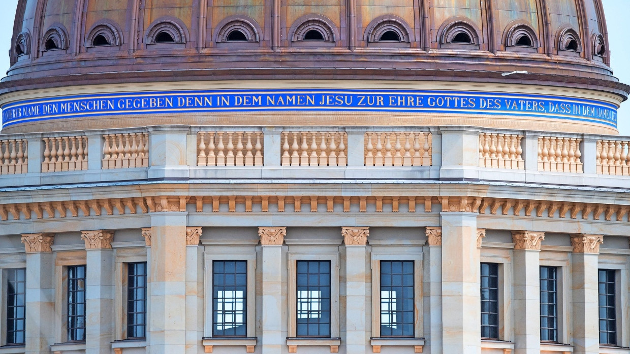 Zwei Bibelzitate auf einer Kuppel: das Humboldt-Forum in Berlin