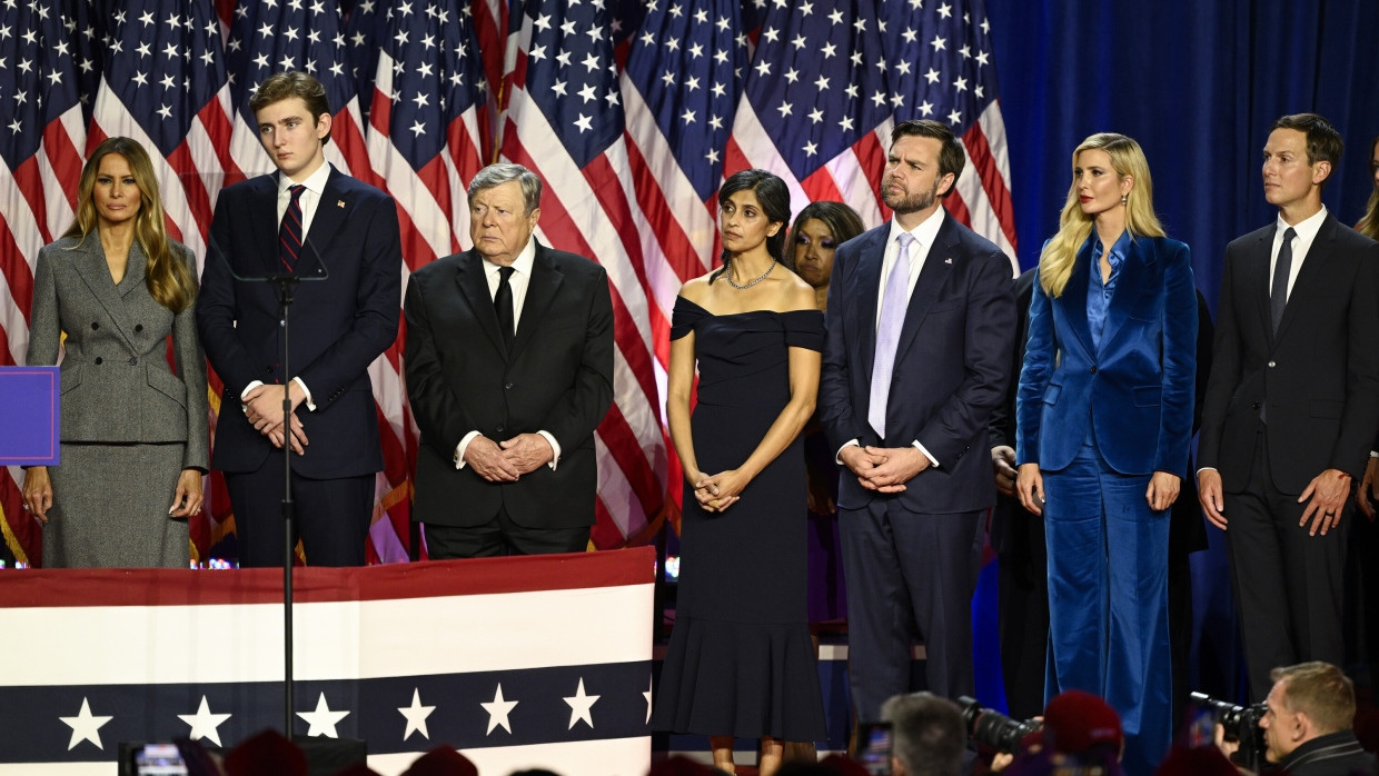 Als Trump spricht, versammeln sich neben Unterstützern und J.D. Vance und seiner Frau auch Familienmitglieder Trumps auf der Bühne.