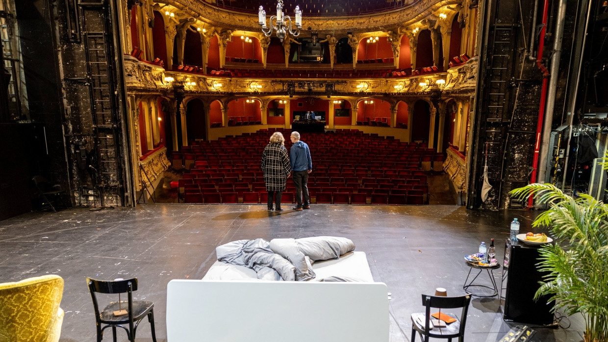 Stefanie und Christoph Siegmann blicken von ihrem provisorischen Schlafzimmer aus in den Zuschauersaal