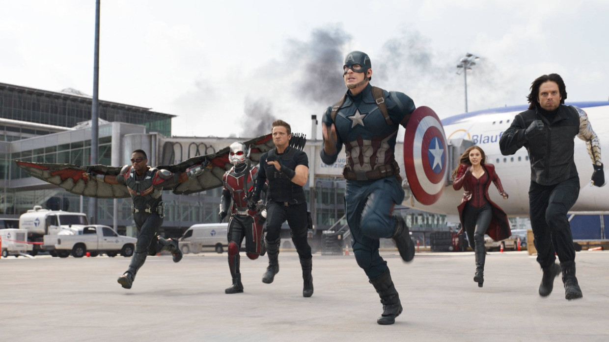 Jetzt aber flott: Die von Chris Evans als Captain America (vorne) angeführte Truppe in einer Szene aus „The First Avenger: Civil War“.