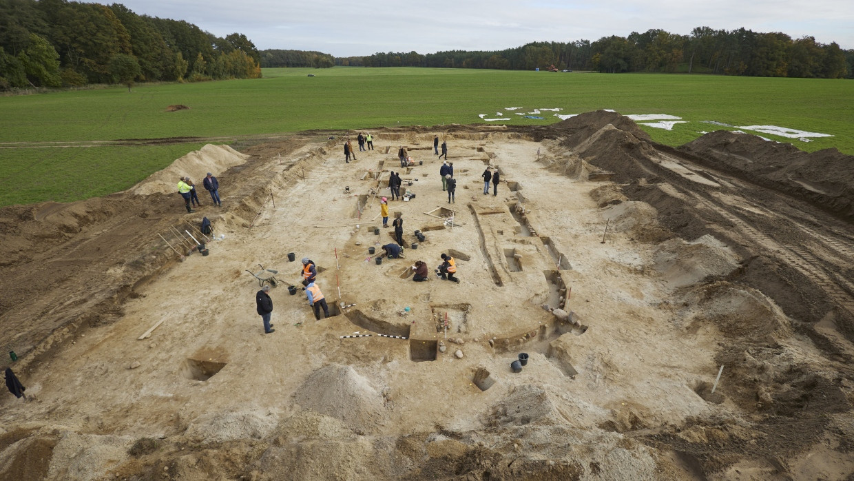 Monumentaler Grundriss der Versammlungshalle des „Königs Hinz“ - zu sehen bei Ausgrabungen einer Siedlung in der Nähe des „Königsgrabs“