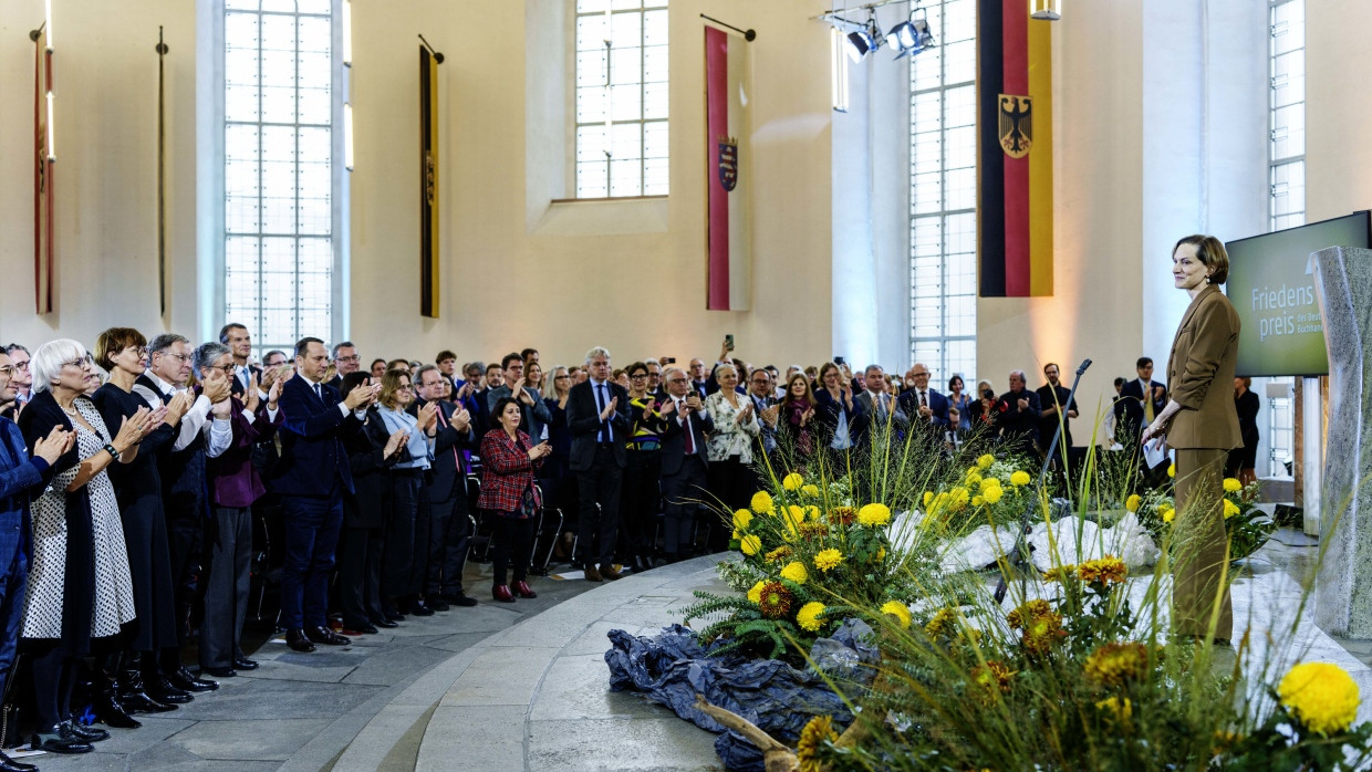 Stehende Ovation unter Beteiligung von Kulturstaatsministerin Claudia Roth und Bundesbildungsministerin Bettina Stark-Watzinger: Anne Applebaum hat in der Frankfurter Paulskirche ihre Dankesrede genutzt, um vor dem Defätismus in Gestalt des intellektuellen Pessimismus zu warnen.