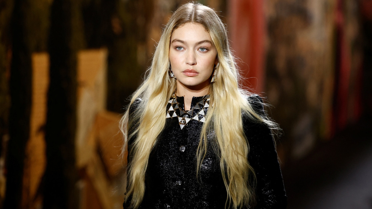 Model Gigi Hadid bei der Chanel-Schau im Oktober in Paris: Die Amerikanerin mit palästinensischen Wurzeln erhält laut Medienberichten Morddrohungen, weil sie sich zum Krieg in Israel geäußert hat.