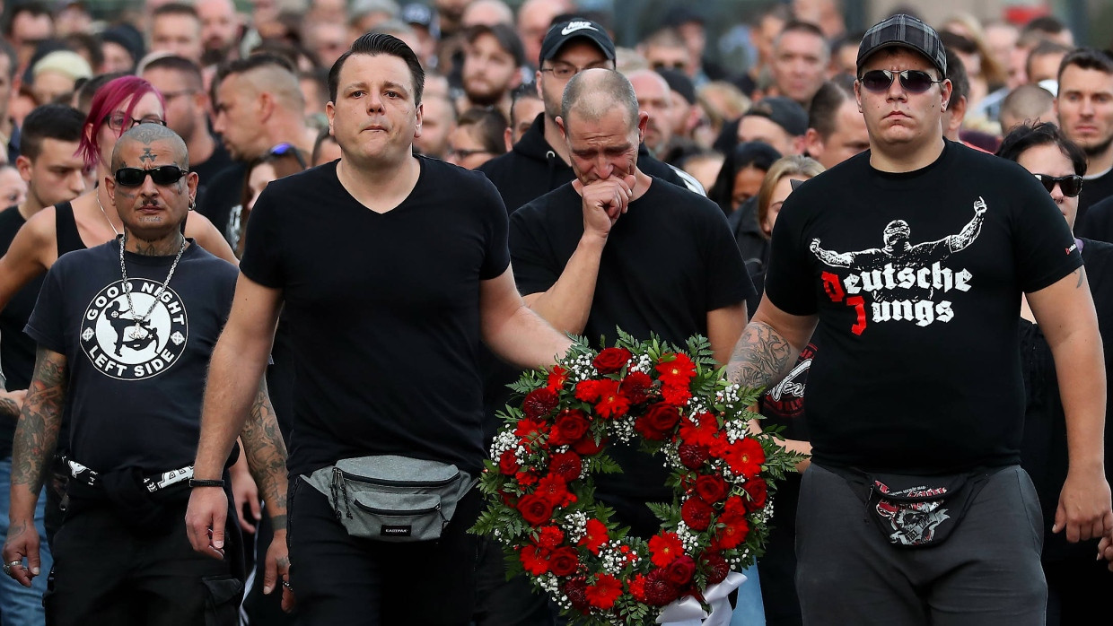 Das gemeinschaftliche Zusammenleben als potentielles Schlachtfeld: Hooligans trauern.