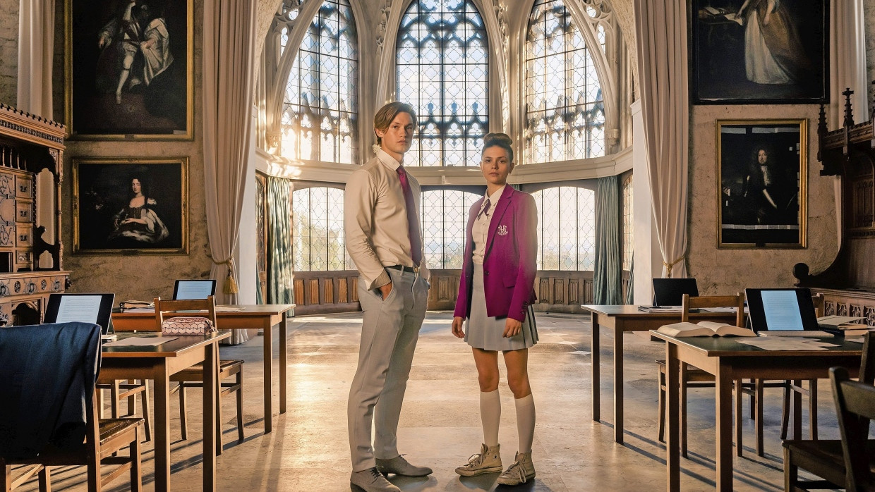 Aus Feinden werden Liebende: James Beaufort (Damian Hardung) und Ruby Bell (Harriet Herbig-Matten) in der Amazon-Serie  „Maxton Hall“