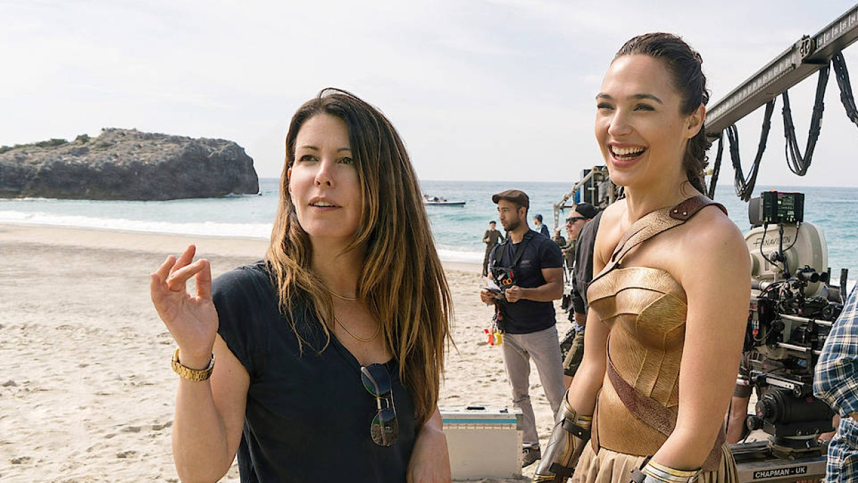 2017 drehte Patty Jenkins (l.) mit Gal Gadot „Wonder Woman“, jetzt soll sie als erste Regisseurin für Disney einen „Star Wars“-Film ins Kino bringen.