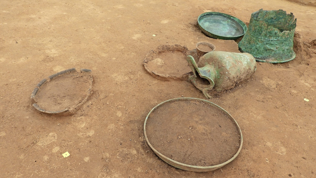 Irlbacher Grabbeigaben: Hinten rechts die Situla, in der Mitte die Schnabelkanne