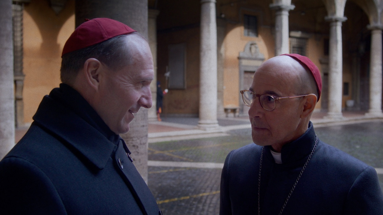 Ralph Fiennes (l.) und Stanley Tucci in Edward Bergers Film „Konklave“