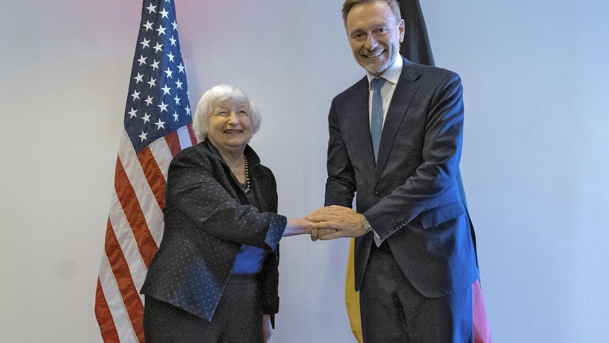 Janet Yellen und Christian Lindner begrüßen sich.