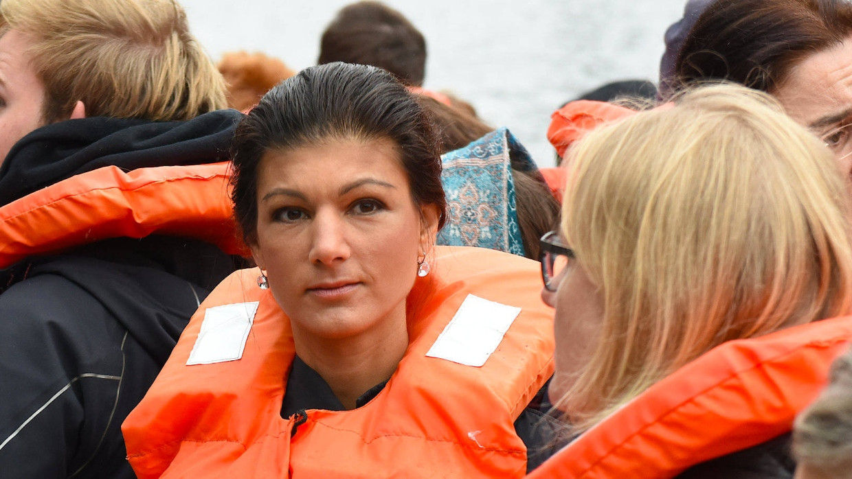 Sahra Wagenknecht (M.) im Oktober 2015 auf einem ehemaligen Flüchtlingsboot auf der Spree