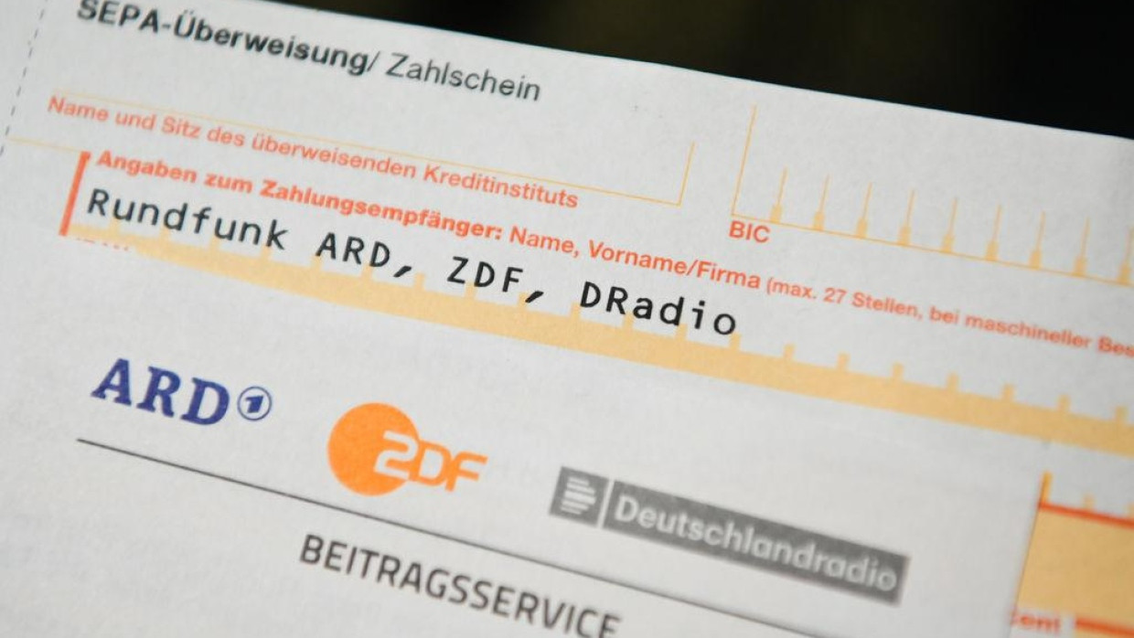 In der Post, die an Millionen Haushalte geht: Überweisungsformular für den Rundfunkbeitrag.