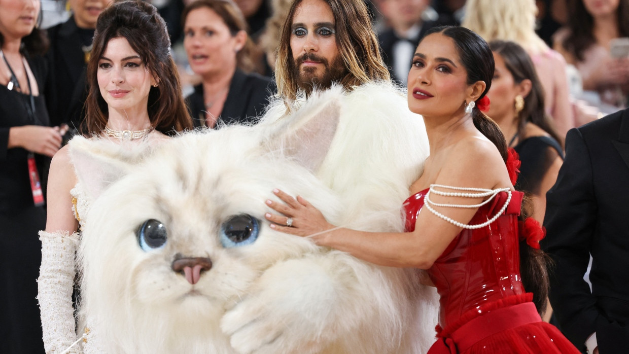 Prominenz aus dem Film: Anne Hathaway, Jared Leto, verkleidet als Karl Lagerfelds Katze Choupette, und Salma Hayek posieren auf der Met-Gala.