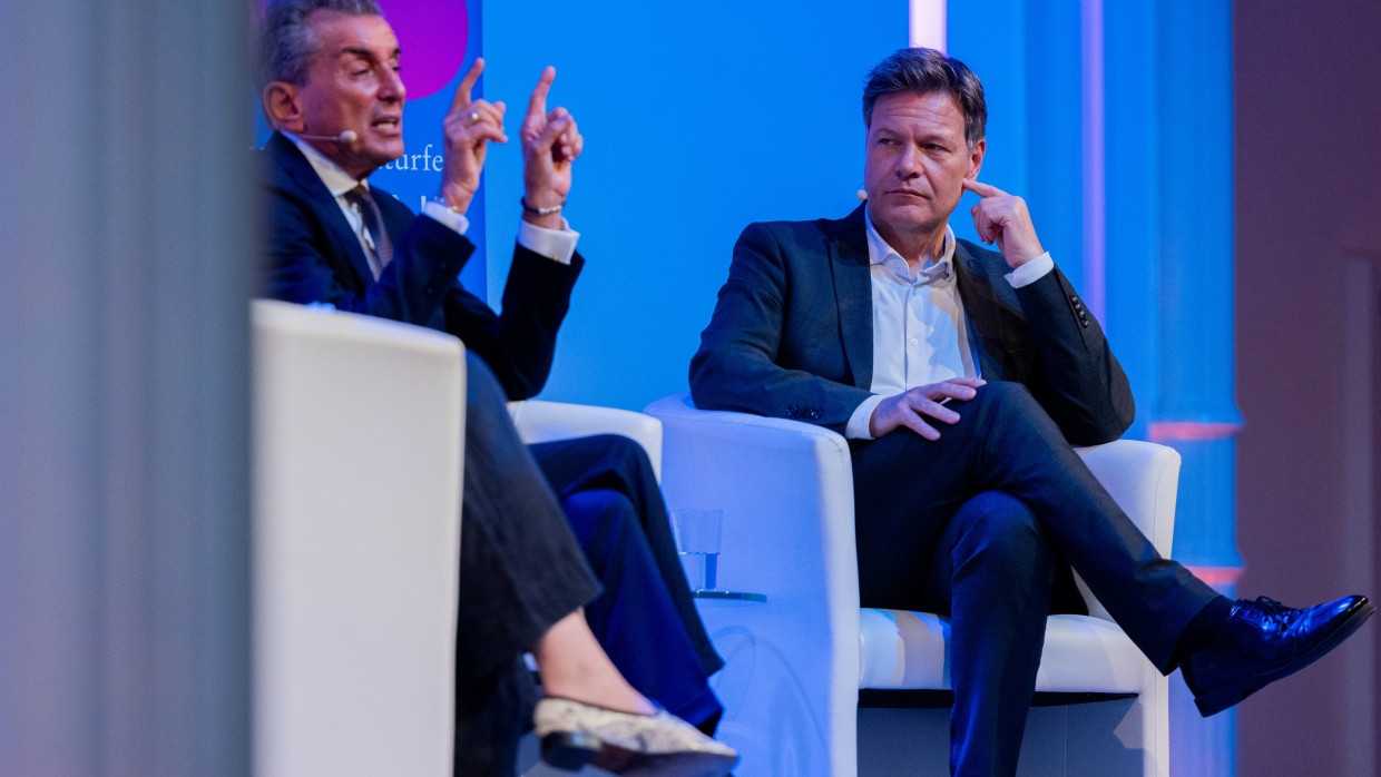 Michel Friedman und Bundeswirtschaftsminister Robert Habeck (rechts) sprachen über das Thema „Wider den Judenhass“.