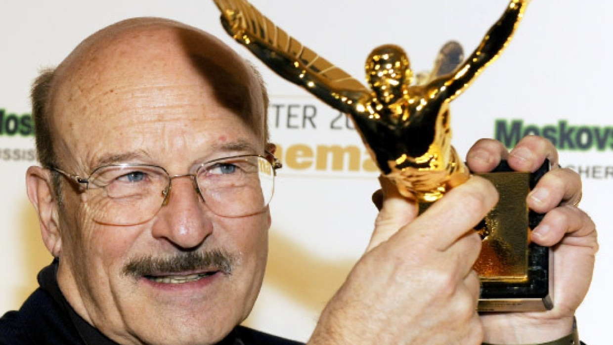 Volker Schlöndorff mit dem Jupiter des Jahres 2009 für sein Lebenswerk in Händen