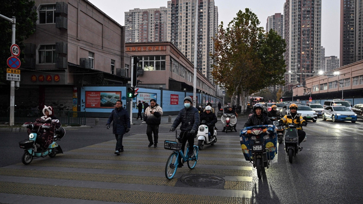 Bis heute hinter einem blauen Bauzaun verborgen: Der Huanan-Markt in Wuhan, von dem aus sich 2020 die ersten Fälle des  Coronavirus verbreiteten