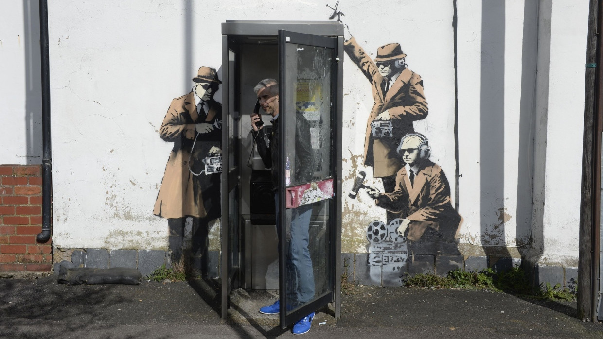 Banksy, dem dieses 2014 in Cheltenham entstandene Graffito zugeschrieben wird, ist nach wie vor nicht enttarnt worden.