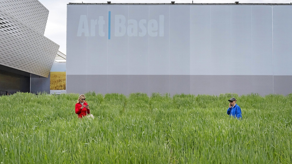 Bei der Orientierung: Besucher der Schweizer Art Basel 2024 in einer Weizenfeldinstallation von Agnes Denes