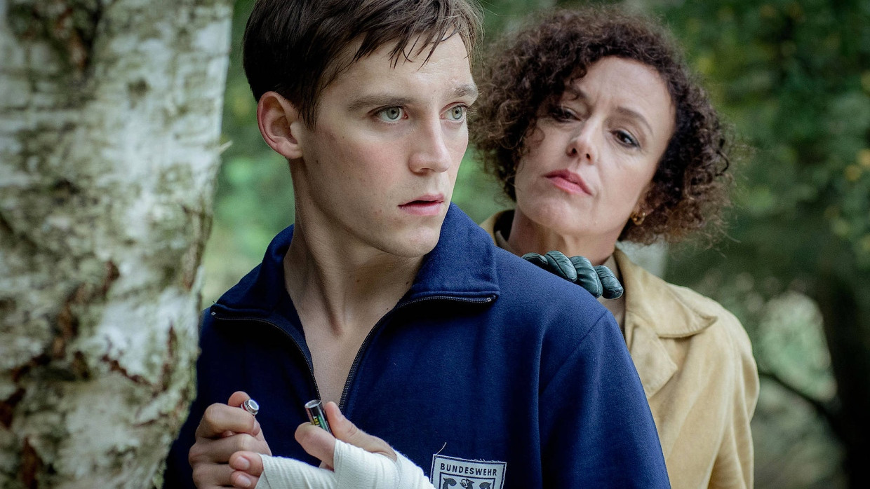 Anspruchsvolle Streamingserien, Mittelmaß im Programmfernsehen? Ganz so einfach ist es nicht: Jonas Nay und Maria Schrader in „Deutschland 83“.