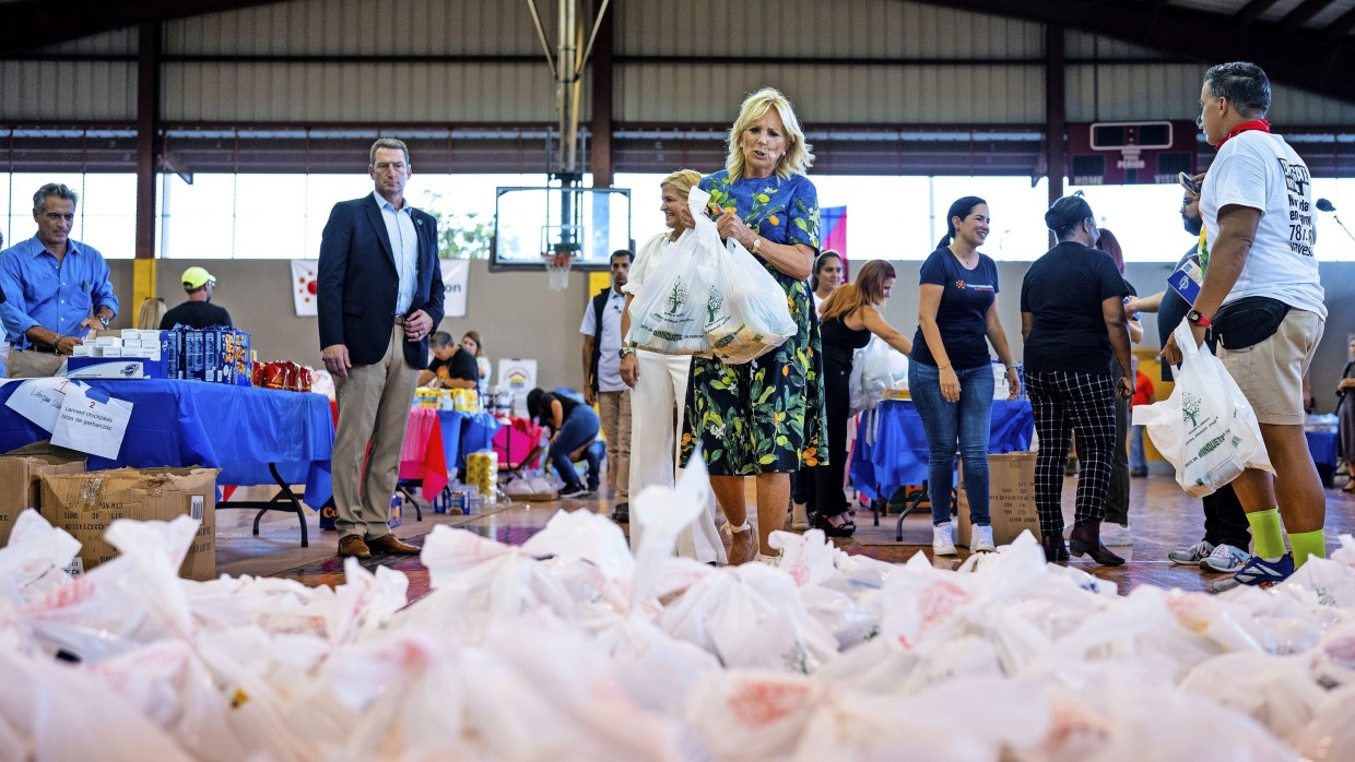 First Lady Jill Biden füllt mit Freiwilligen in einer Schule in Ponce Versorgungstüten für Opfer des Hurrikans in Puerto Rico.