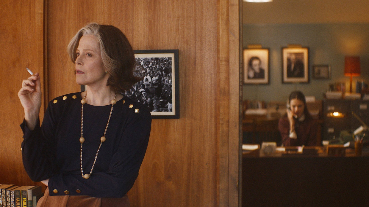 Sigourney Weaver (l.) und Margaret Qualley in „My Salinger Year“, dem Eröffnungsfilm der Berlinale