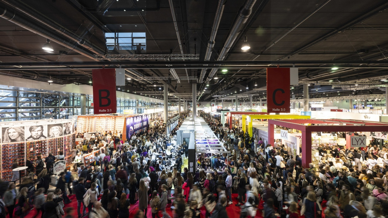 Darauf hofft die Branche wieder: Besucherscharen in einer der Hallen der Frankfurter Buchmesse im vergangenen Jahr,