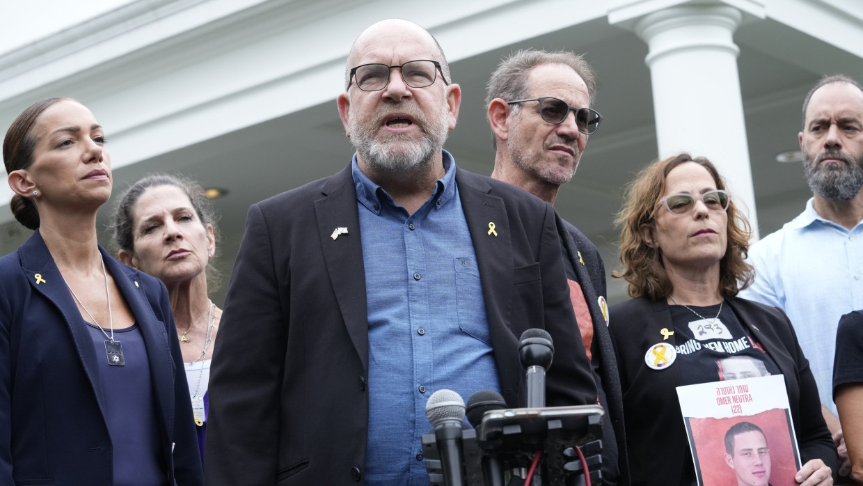 Jonathan Dekel-Chen und Angehörige von Hamas-Geiseln vor dem Weißen Haus in Washington