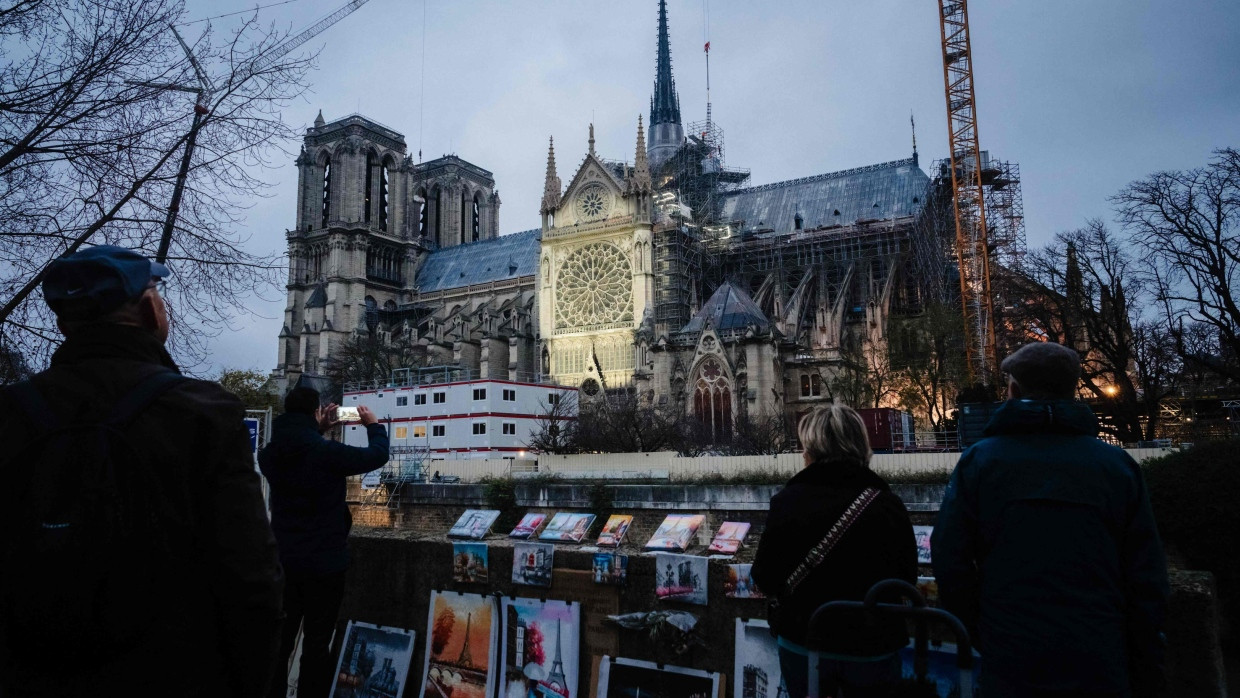 Fußgänger fotografieren die Notre-Dame am Mittwoch, einige Tage vor ihrer Wiedereröffnung.