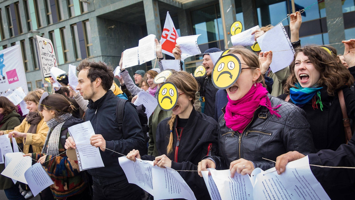 Unmut der Befristeten: Protestaktion vor dem Bundesministerium für Bildung und Forschung mit einer Vertragskette.