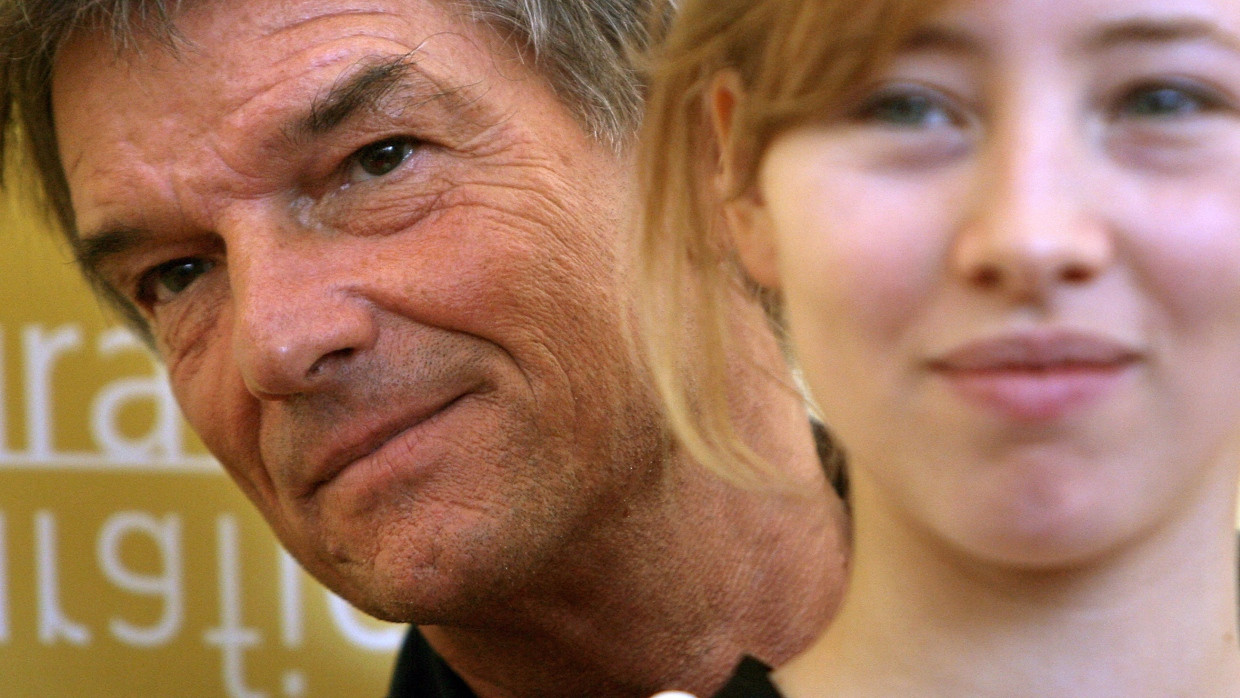 Benoît Jacquot hinter Isild Le Besco bei der Pressekonferenz zu seinem Film „L’Intouchable“ 2006 in Venedig.