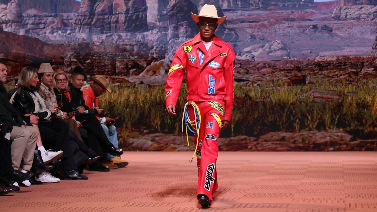 Ein Model zeigt eine Kreation von Pharrell Williams für die Herbst/Winter-Kollektion von Louis Vuitton im Januar in Paris.