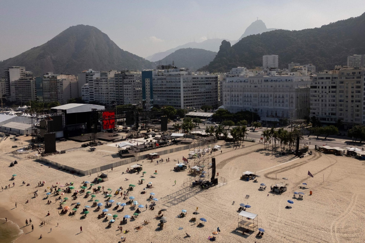 Die Aufbauarbeiten zu Madonnas Mega-Spektakel am Copacabana-Strand sind in vollem Gange.